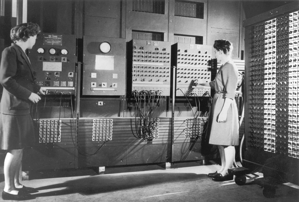 Бетти Джин Дженнигс и Рут Байлас программируют электронный компьютер ENIAC